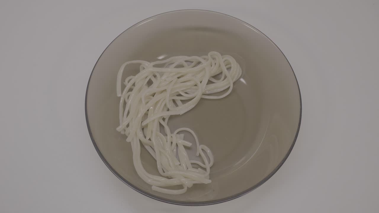 포크로 스파게티를 먹는 것