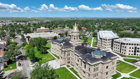 Toma-Ascendente-Del-Edificio-Del-Capitolio-De-Wyoming-En-Cheyenne.