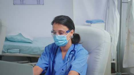 asistente de sala con máscara de protección y gafas