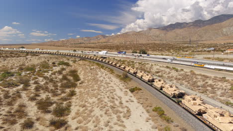 Tanques-Del-Ejército-Estadounidense-Transportados-Por-Ferrocarril-A-Través-Del-País-A-Las-Bases-Del-Ejército