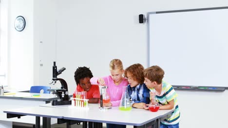 niños haciendo un experimento químico en el laboratorio