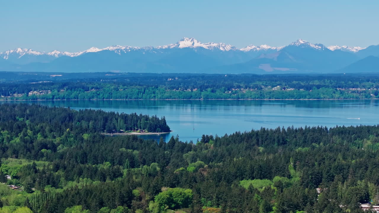 Vista aerea con drone del Parco Nazionale Olimpico, Seattle, Washington, che mostra un lago di montagna incontaminato circondato da foreste e vette alpine. Paesaggio sereno e naturale