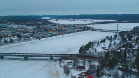 Toma-Aérea-Cinematográfica-Que-Da-Marcha-Atrás-Desde-Los-Dos-Puentes-En-Rovaniemi,-Finlandia