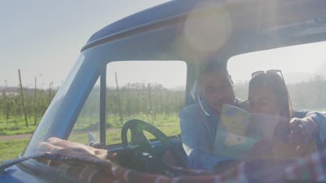 pareja joven en un viaje por carretera en su camioneta pick-up