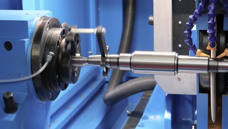 máquina de fresado cnc para metalurgia. corte de metal tecnología de procesamiento moderna.