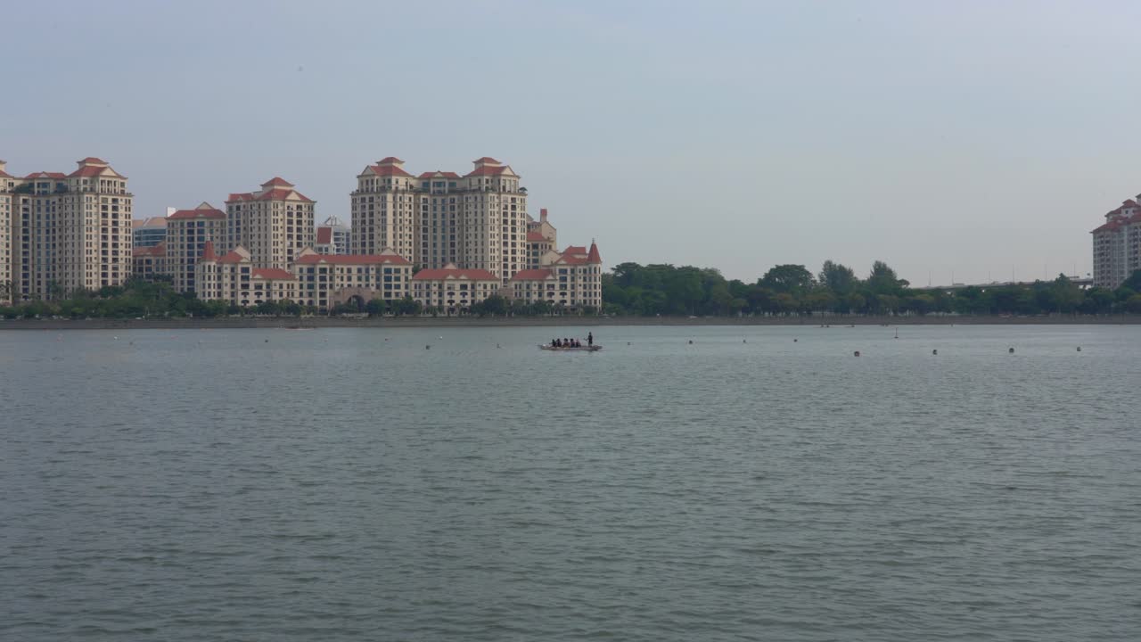 싱가포르 칼랑 분지에서 팀 드래곤 보트 타기