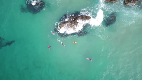 Vista-Aérea-De-Surfistas-Esperando-Las-Olas