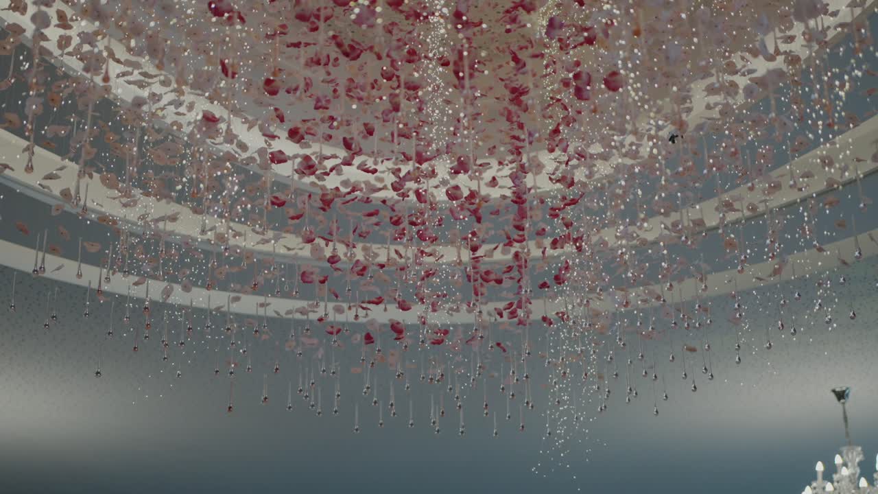 천장은 캐스케이딩 장미 잎자루와 크리스탈 가닥으로 장식되어 우아하고 만적인 분위기를 만니다.