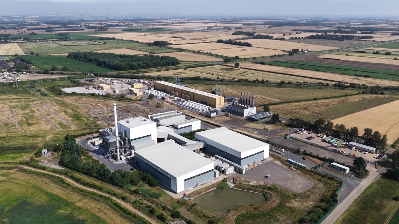 Vista aerea dell'impianto di energia rinnovabile di Brigg nel North Lincolnshire, Inghilterra, una centrale elettrica a biomassa alimentata a paglia che genera elettricità rinnovabile da residui agricoli