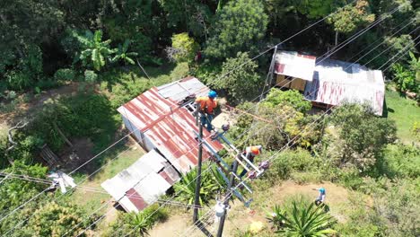 Trabajadores-Que-Extienden-El-Cable-De-Protección-Para-Las-Líneas-Eléctricas-Dentro-De-Un-área-Rural