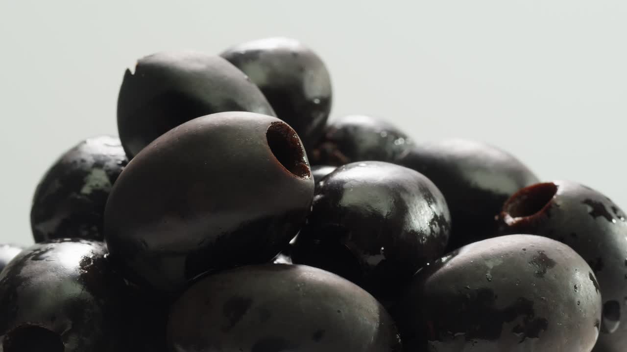 aceitunas verdes redondas en vinagre de grecia como fondo, vista de arriba. imágenes de alta calidad en 4k