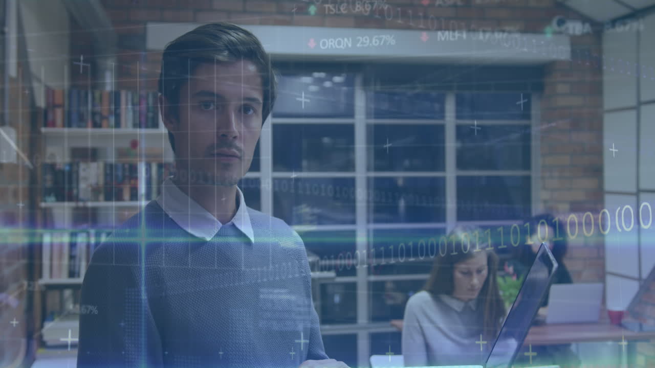 animación del procesamiento de datos financieros sobre diversas personas de negocios en la oficina