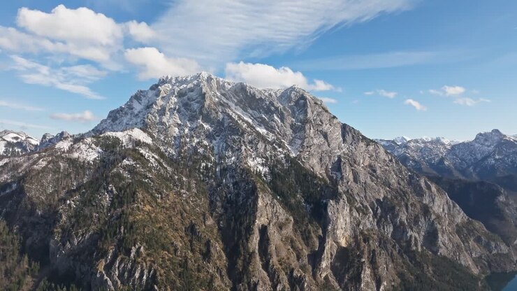 Traunstein over Gmunden og Traunsee, Østrig, filmisk flyvning