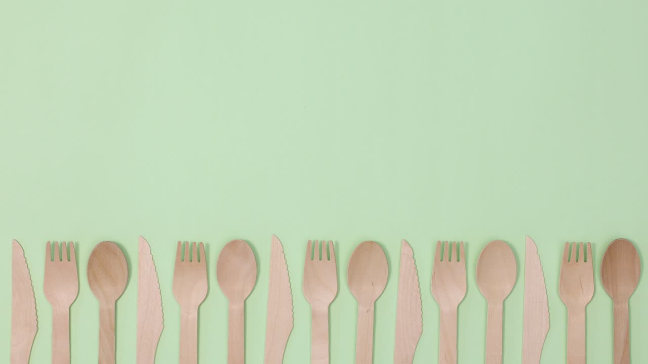 환경 친화적 인 제로 폐기물 주방 도구, 식구 등은 밝은 녹색 배경 아래에서 하나씩 나타납니다. 움직임을 멈추십시오.