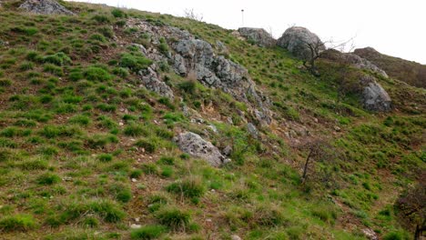 Terreno-Accidentado-De-Una-Montaña-Cubierta-De-Hierba,-Senderos-Para-Caminatas