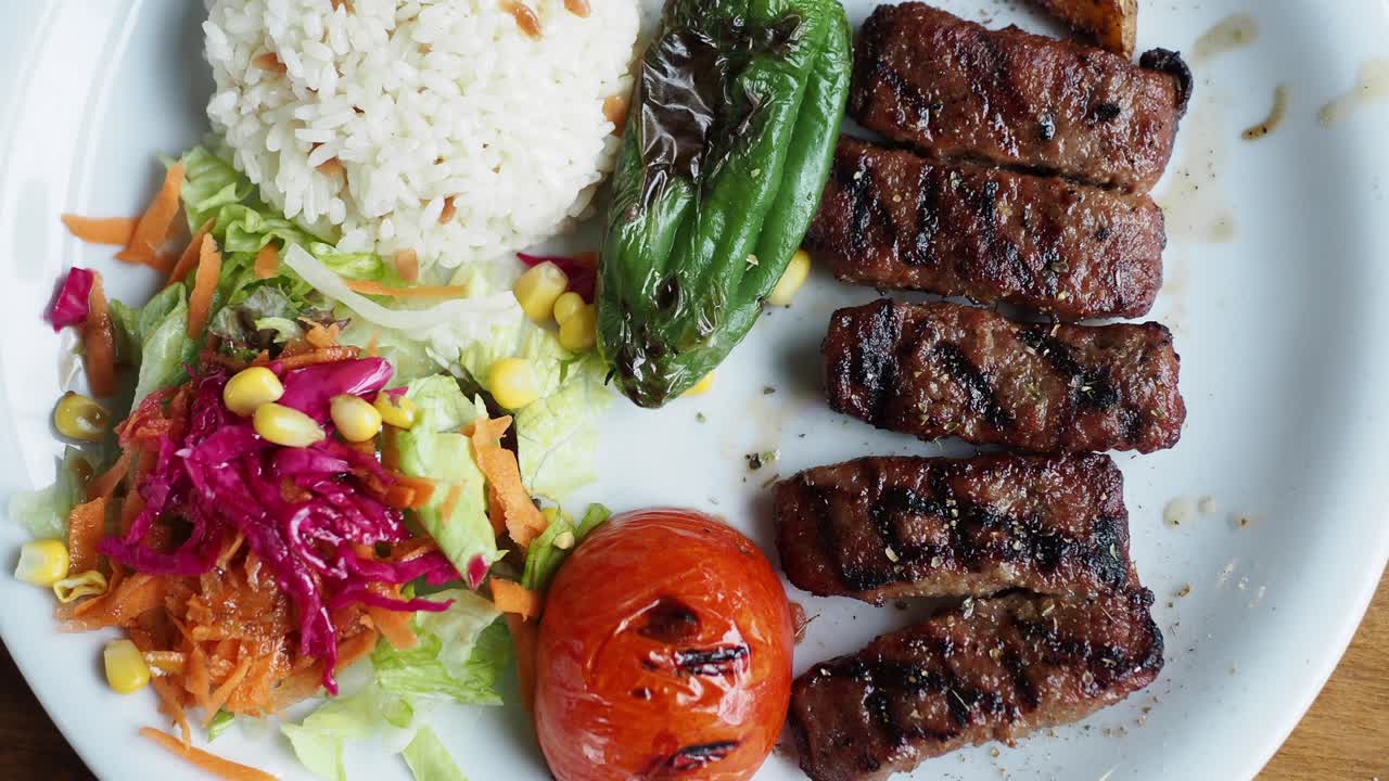 comida turca con carne a la parrilla, arroz y ensalada
