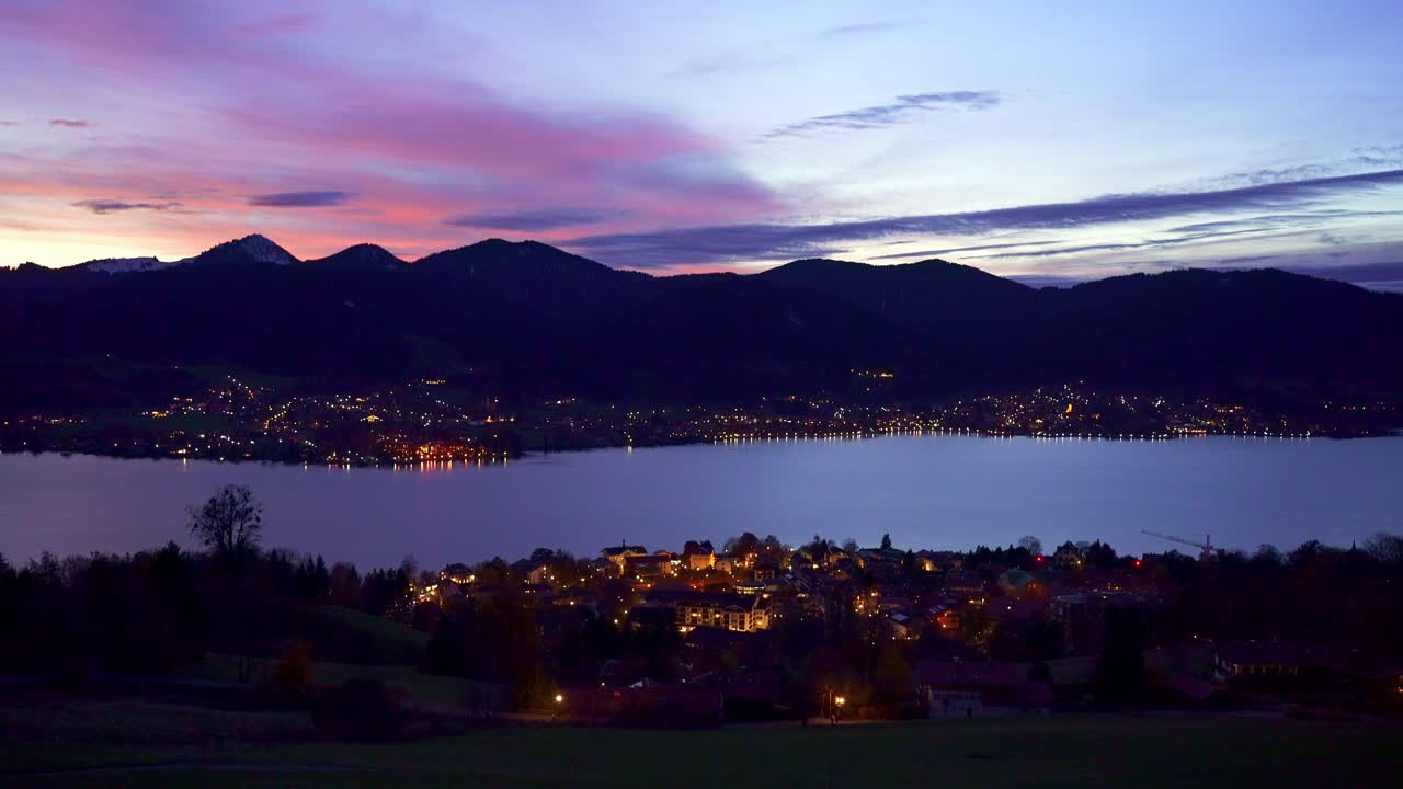 vista del atardecer y la puesta de sol sobre tegernsee, una ciudad y un lago en las montañas de los alpes