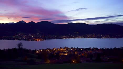 Vista-Del-Atardecer-Y-La-Puesta-De-Sol-Sobre-Tegernsee,-Una-Ciudad-Y-Un-Lago-En-Las-Montañas-De-Los-Alpes