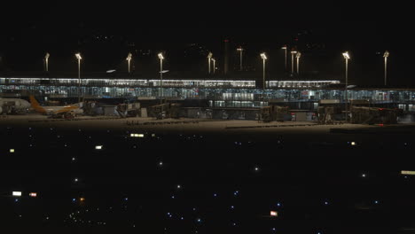 Airplane-is-ready-to-take-off-at-night