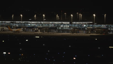el avión está listo para despegar por la noche.