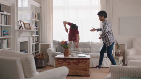 Feliz-Padre-E-Hija-Bailando-En-Casa-Adolescente-Divirtiéndose-Bailando-Con-Papá-Celebrando-Juntos-El-Fin-De-Semana-Imágenes-De-4k