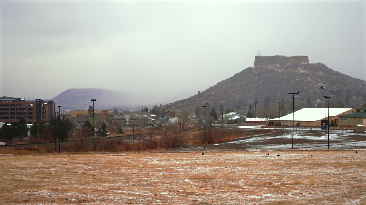 Staden Castle Rock, Colorado, flygdrönare, centrum, Douglas County mässområde, häststall, snötäckt mesa, byggnader, snöig vintermorgon, snöfall, molnig dag, bostadsområde, järnväg, statisk.