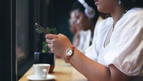 cafetería, teléfono y mujer escribiendo en las redes sociales