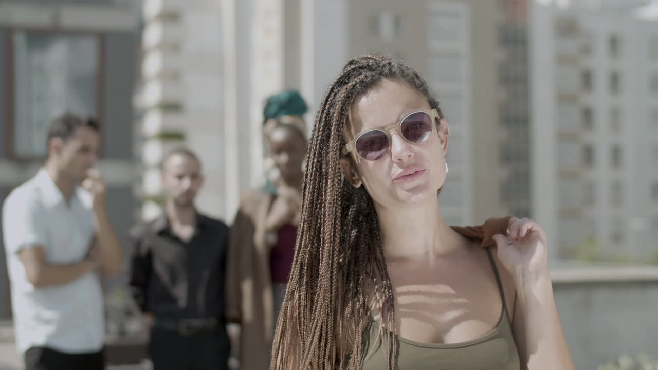 쾌활한 사업가 옥상에 서 카메라를 보고