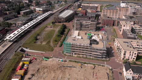 vista aérea del barrio de noorderhaven que revela el sitio de construcción de ubuntuplein junto a las vías del tren en el proyecto de inversión inmobiliaria de desarrollo urbano