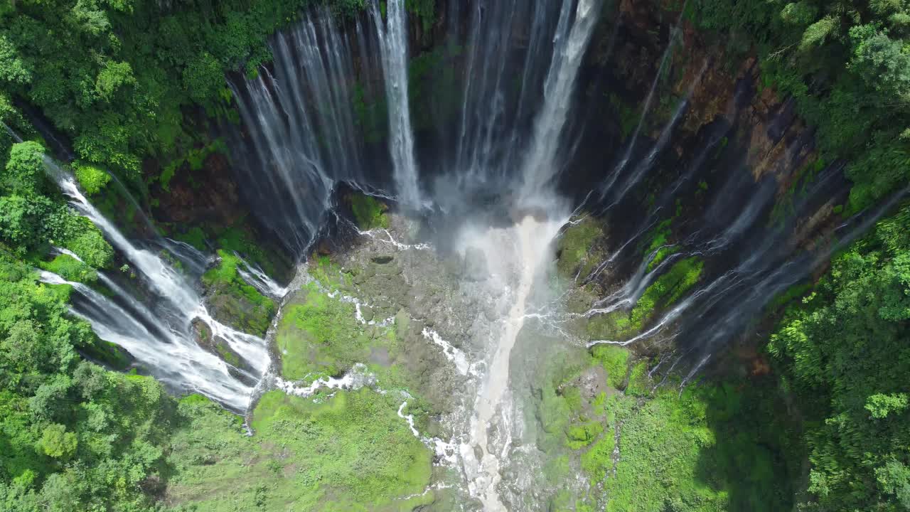지구상에서 가장 인상적인 폭포 중 하나 위를 비행