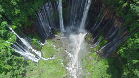 un vuelo sobre una de las cascadas más impresionantes de este planeta