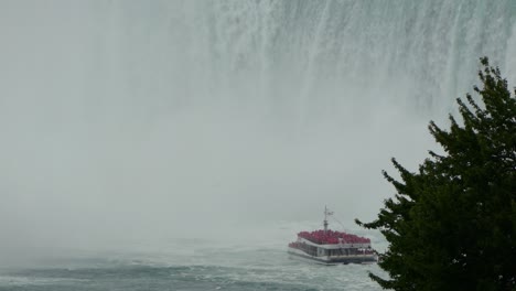 barco turístico de las cataratas del niágara cerca de la niebla de la cascada de la cascada, turismo popular