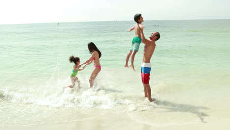 Familia-Jugando-En-El-Agua