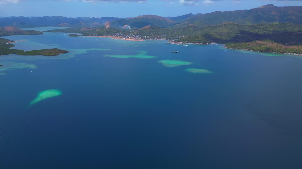 Đầm phá Coron từ góc nhìn trên không cho thấy các núi đá vôi cao chót vót, đầm phá màu ngọc lục bảo và biển xanh, một điểm đến du lịch nhiệt đới. Cảnh quay toàn cảnh tuyệt đẹp từ trên cao bằng drone