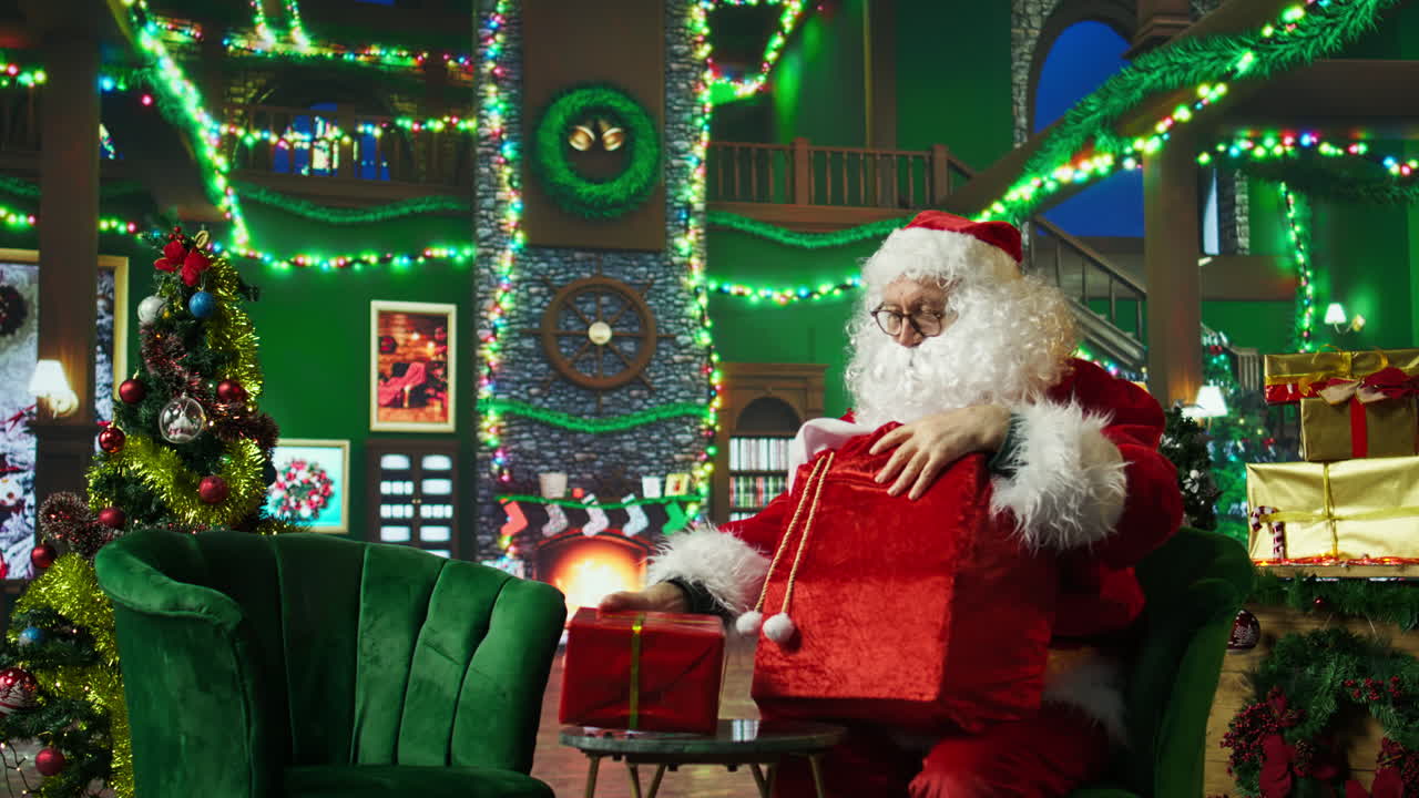 선물 들 을 가진 산타클로스