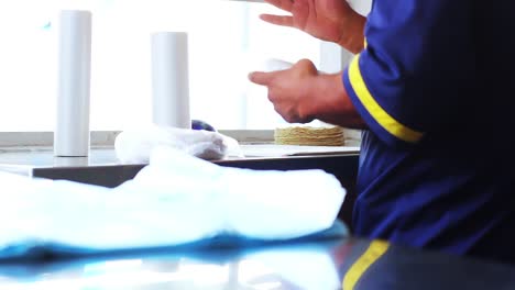 hombre manipulando tortillas de maíz y empaquetándolas con papel