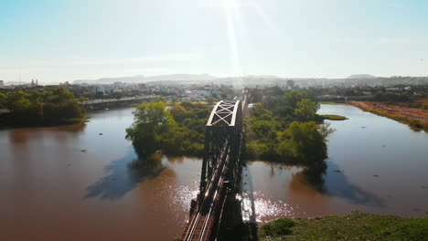 perspectiva a vista de pájaro del puente de hierro y el panorama de la metrópolis del horizonte