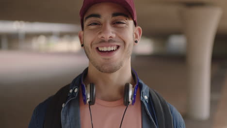 cerca atractivo joven hombre hispano estudiante retrato de hombre guapo sonriendo feliz orgulloso