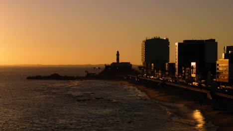 Luftaufnahme-Von-Farol-Da-Barra,-Dem-Meer-Und-Der-Umgebung,-Bei-Sonnenuntergang,-Salvador,-Bahia,-Brasilien