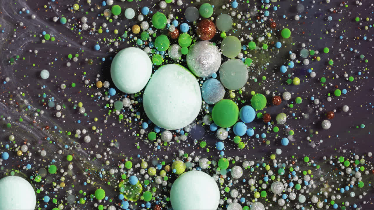 셀 분할 대리석 잉크 흐르는 효과와 매크로 거품 주위에 소용돌이 다채로운 추상 유체 예술 아크릴 액체 입자