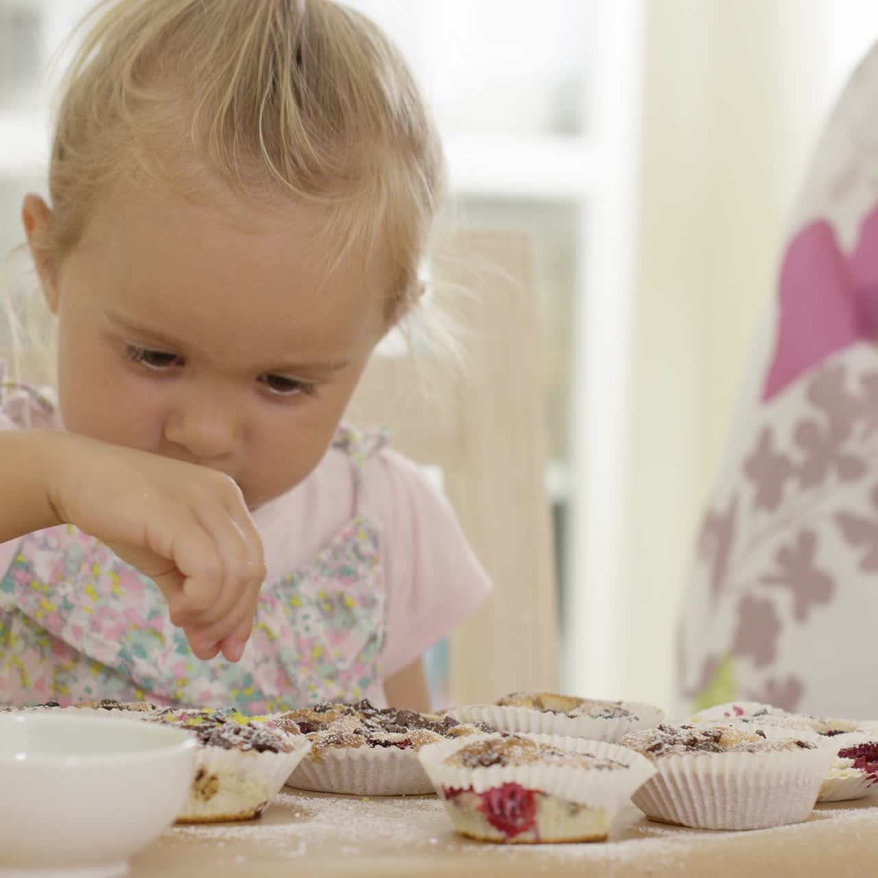 cerrar en chica ayudando a preparar muffins