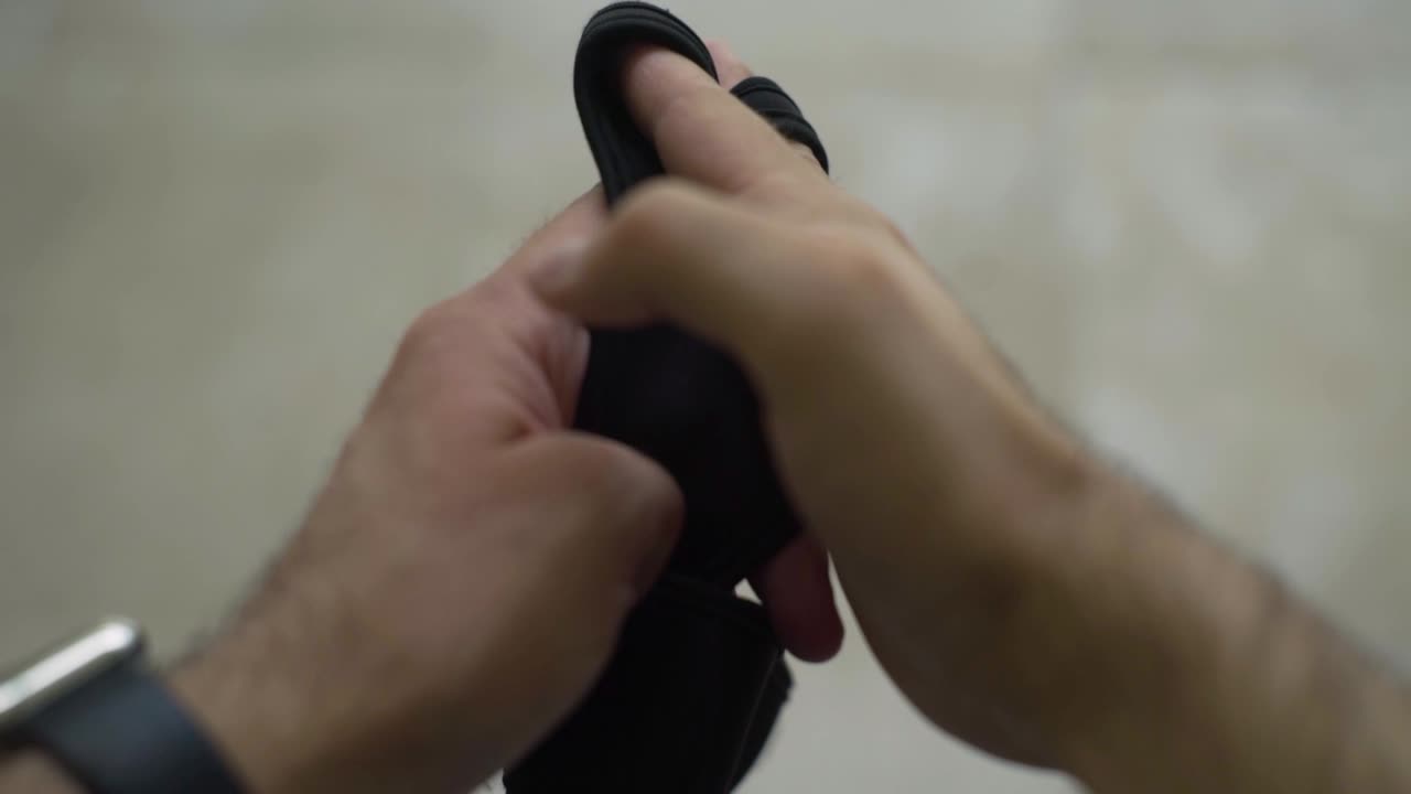 foto de detalle de un joven preparándose para hacer ejercicio