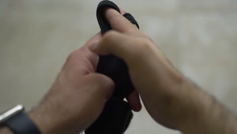 foto de detalle de un joven preparándose para hacer ejercicio