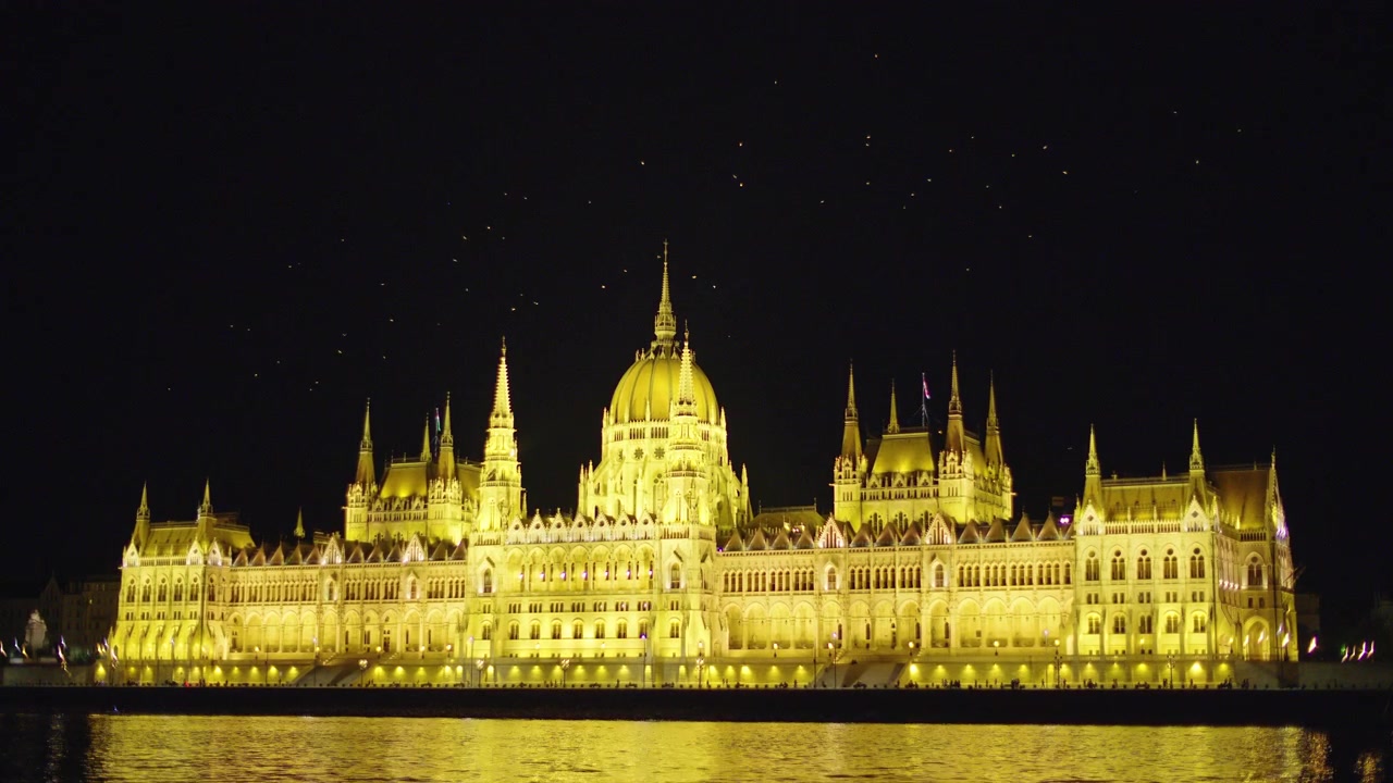 Palazzo del Parlamento Ungherese Illuminato di Notte a Budapest