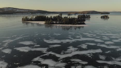 islas en el lago moosehead congelado