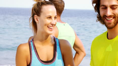 hombre y mujer en forma interactuando entre sí en la playa