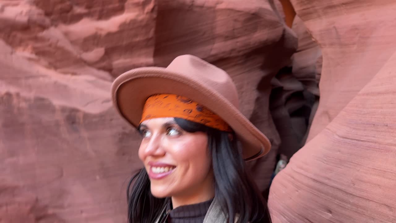 Junge Frau erkundet einen wunderschönen roten Fels-Slot Canyon