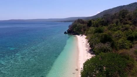 Impresionantes-Vistas-Aéreas-Sobre-Las-Playas-De-Arena-Blanca-De-La-Isla-Moyo-Indonesia