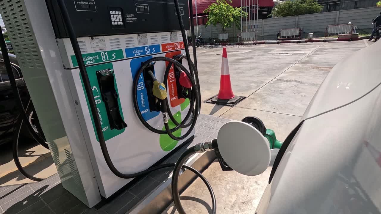 ev 충전소에서 자동차를 보여주는 시스.