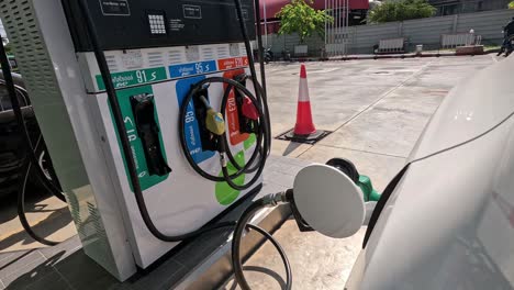 secuencia que muestra coches en una estación de carga de ev.